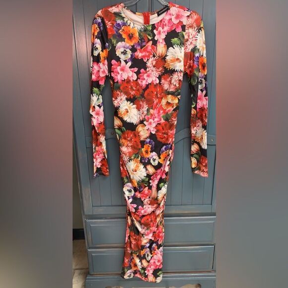 NWT! Beautiful Floral Dress - Picture 1 of 9